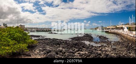 Une image panoramique donnant sur la baie Academy, de Puerto Ayora, l'île de Santa Cruz, archipel des Galapagos, Equateur. Deux images ont été combinées f Banque D'Images