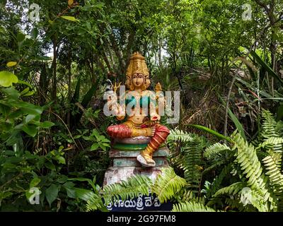 Longue vue de la déesse Sri Gayatri devi idol isolé dans le jardin naturel de roche de l'arche à Tirumala: Tirumala, Andhra Pradesh, Inde-juillet 10.2021 Banque D'Images