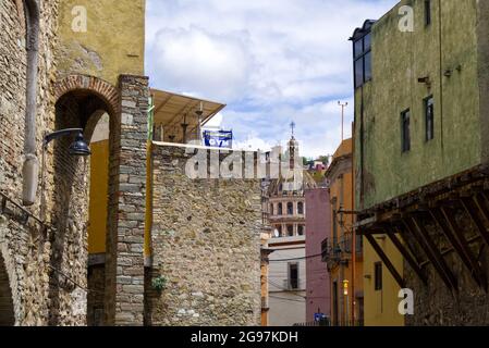 Guanajuato, Mexique - vue sur Templo le Roque depuis la Calle Miguel Hidalgo Banque D'Images