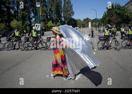 Vancouver, Canada. 24 juillet 2021. Un manifestant de militants écologistes, la rébellion des extinction, marche devant la ligne de police tout en participant à une manifestation contre la destruction écologique à Vancouver, Canada, le 24 juillet 2021. Credit: Liang Sen/Xinhua/Alay Live News Banque D'Images