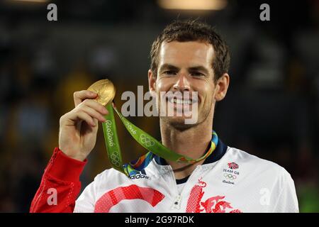 Photo du dossier datée du 14-08-2016 d'Andy Murray, de Grande-Bretagne, avec sa médaille d'or après la victoire de la finale des singles hommes au Centre olympique de tennis. Date de publication : dimanche 25 juillet 2021. Banque D'Images