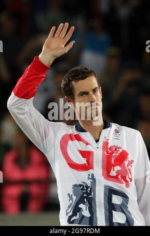 Photo du dossier datée du 14-08-2016, d'Andy Murray, en Grande-Bretagne, après la victoire dans la finale masculine de singles au centre de tennis olympique. Date de publication : dimanche 25 juillet 2021. Banque D'Images