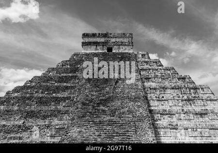 Kukulkan pyramide maya en noir et blanc, Chichen Itza, Yucatan, Mexique. Banque D'Images