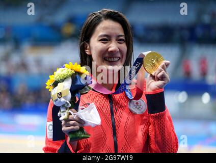 Yui Ohashi du Japon pose avec sa médaille d'or après avoir remporté la médaille individuelle de 400 m des femmes au Tokyo Aquatics Center le deuxième jour des Jeux Olympiques de Tokyo en 2020 au Japon. Date de la photo: Dimanche 25 juillet 2021. Banque D'Images