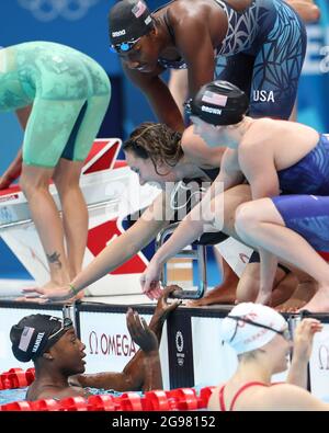 Tokyo, Japon. 25 juillet 2021. Les membres de l'équipe des États-Unis célèbrent après la finale du relais freestyle 4x100m féminin aux Jeux Olympiques de Tokyo 2020 à Tokyo, au Japon, le 25 juillet 2021. Credit: Ding Xu/Xinhua/Alamy Live News Banque D'Images