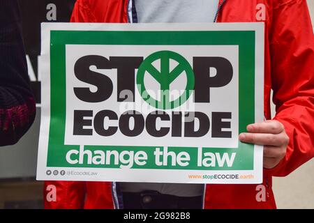 Londres, Royaume-Uni. 24 juillet 2021. Un manifestant tient un écriteau qui indique « l'écocide du bois, le changement de loi » pendant la manifestation.des manifestants de la rébellion forestière, qui fait partie de la rébellion d'extinction, se sont rassemblés devant la Fédération du commerce du bois pour protester contre la coupe nette des dernières forêts naturelles est la Suède et en solidarité avec le peuple sami indigène. (Photo de Vuk Valcic/SOPA Images/Sipa USA) crédit: SIPA USA/Alay Live News Banque D'Images
