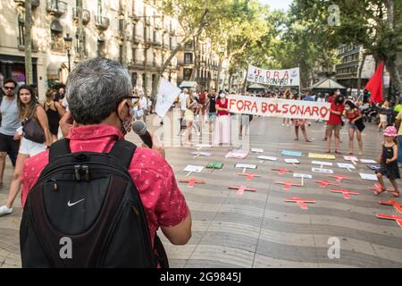 Barcelone, Espagne. 24 juillet 2021. Le manifestant vu parler par un microphone pendant la manifestation.le samedi 24 juillet, jour marqué par des manifestations dans les principales villes du Brésil contre le président brésilien, Jair Bolsonaro. Les Brésiliens situés à Barcelone ont organisé une manifestation sur les Ramblas de Barcelone pour se joindre aux manifestations de leur pays natal. Crédit : SOPA Images Limited/Alamy Live News Banque D'Images