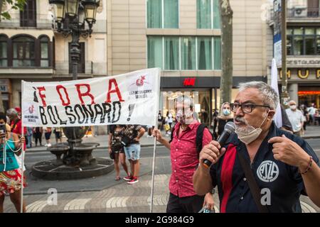 Barcelone, Espagne. 24 juillet 2021. Un manifestant vu parler à travers un microphone pendant la manifestation.le samedi 24 juillet, jour marqué par des manifestations dans les principales villes du Brésil contre le président brésilien, Jair Bolsonaro. Les Brésiliens situés à Barcelone ont organisé une manifestation sur les Ramblas de Barcelone pour se joindre aux manifestations de leur pays natal. (Photo de Thiago Prudencio/SOPA Images/Sipa USA) crédit: SIPA USA/Alay Live News Banque D'Images