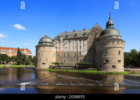 Vue extérieure du château d'Orebro situé dans la province suédoise de Narke. Banque D'Images