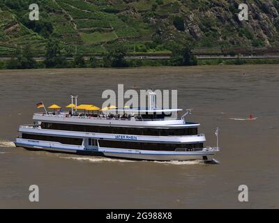 Vue sur le bateau à passagers Vater Rhein peint en blanc et bleu avec des touristes à bord profitant de la journée ensoleillée sur le Rhin en été. Banque D'Images