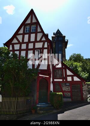 Jolie maison historique à colombages (construite en 1625) avec façade blanche et rouge et porte en bois, l'ancienne résidence du sexton. Banque D'Images