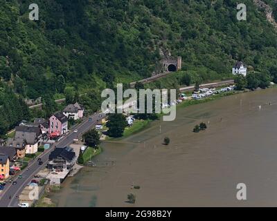 Vue aérienne de la partie sud du village de St. Goar avec des bâtiments résidentiels situés sur la rive du Rhin avec haut niveau d'eau et promenade inondée. Banque D'Images