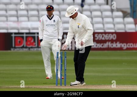 Le juge-arbitre Ben Debenham remplace les voiles normales par des voiles lourdes pour les arrêter de souffler dans le vent fort pendant le CCC d'Essex contre CCC de Warwickshire, LV Insu Banque D'Images