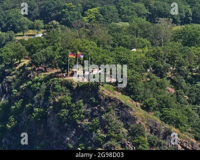 Sommet du célèbre rocher d'ardoise Loreley (Lorelei) au-dessus du Rhin avec drapeaux volants de l'Allemagne et de la Rhénanie-Palatinat le jour d'été ensoleillé avec les touristes. Banque D'Images