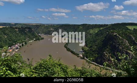 Vue panoramique sur le Rhin avec niveau d'eau élevé en Rhénanie-Palatinat, Allemagne avec le célèbre rocher d'ardoise Loreley, château historique Burg Katz. Banque D'Images