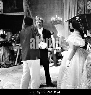 Le réalisateur LUCHINO VISCONTI BURT LANCASTER et CLAUDIA CARDINALE sur scène franche pendant le tournage de la séquence ball dans LE LÉOPARD / il GATTOPARDO 1963 réalisateur LUCHINO VISCONTI roman Giuseppe Tomasi di Lampedusa cinématographie Giuseppe Rotunno costume de Piero Tosi musique Nino Rota Italie - France co-production Titanus / Société Nouvelle Pathe Cinema / Société générale de cinématographie (S.G.C.) Banque D'Images