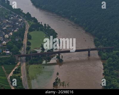 Vue aérienne du pont ferroviaire traversant la Moselle près du village Ediger-Eller, Rhénanie-Palatinat, Allemagne avec rive inondée et haute eau. Banque D'Images