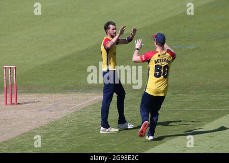 Jack Plom d'Essex célèbre avec ses copains d'équipe après avoir pris le cricket de David Lloyd lors de Glamorgan vs Essex Eagles, Viality Blast T20 Cricket Banque D'Images