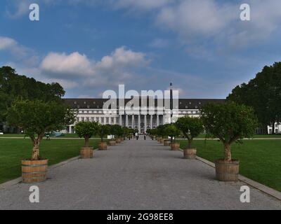 Vue de face du palais électoral historique (allemand : Kurfürstendamm Schloss) dans le centre de Koblenz, Rhénanie-Palatinat, Allemagne. Banque D'Images