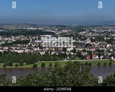 Belle vue aérienne de la partie nord de la ville de Koblenz (district de Neuendorf) en Rhénanie-Palatinat, Allemagne avec le Rhin et les bâtiments. Banque D'Images