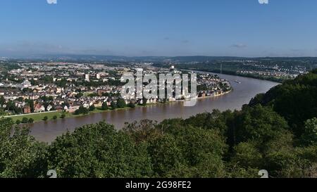 Belle vue panoramique aérienne de la partie nord de la ville de Koblenz, Rhénanie-Palatinat, situé sur le Rhin, avec berges inondées et maisons. Banque D'Images