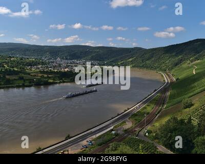 Vue panoramique de la vallée du Rhin avec deux navires de cargaison passant par et le village de Boppard en arrière-plan en Rhénanie-Palatinat, Allemagne, le jour ensoleillé. Banque D'Images