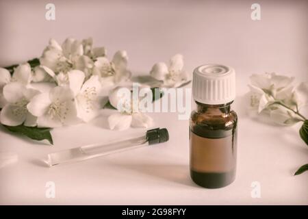 Huile de jasmin et fleurs de jasmin blanches sur la table Banque D'Images