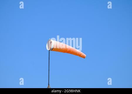 chaussette orange volante dans le vent pour indiquer la direction du vent Banque D'Images