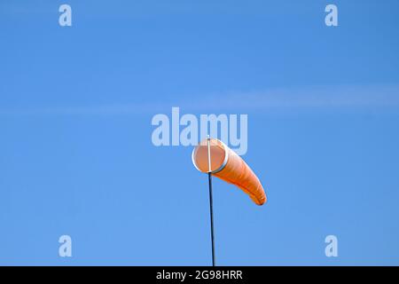 chaussette orange volante dans le vent pour indiquer la direction du vent Banque D'Images