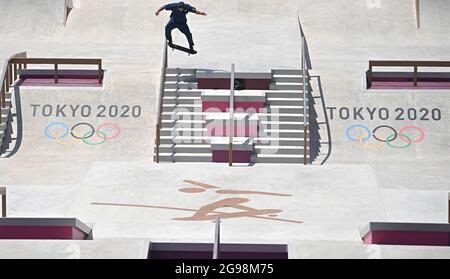 Tokyo, Japon. 25 juillet 2021. Kelvin Hoefler, du Brésil, participe à la finale masculine de skateboard de Tokyo 2020 au parc sportif urbain Ariake de Tokyo, au Japon, le 25 juillet 2021. Credit: Xue Yubin/Xinhua/Alay Live News Banque D'Images