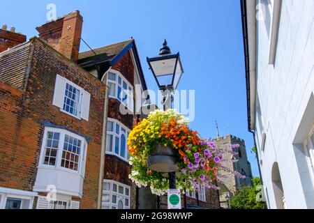 Panier de fleurs sur le lampadaire, Folkestone dans Bloom, Kent. ROYAUME-UNI Banque D'Images
