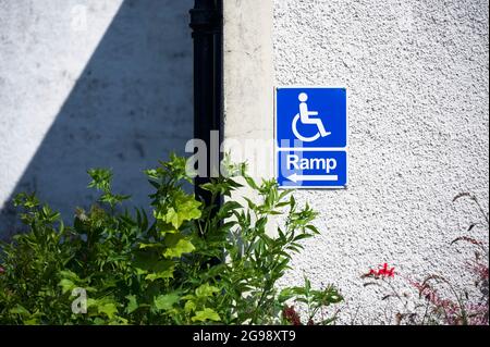 Panneau d'accès à la rampe pour les personnes handicapées en fauteuil roulant à l'entrée Banque D'Images