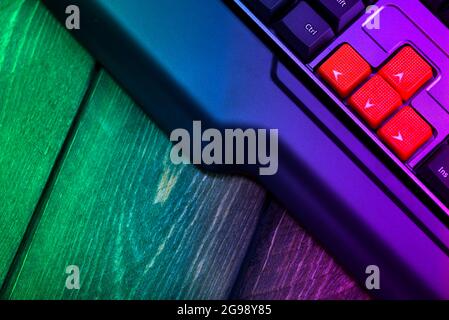 Gros plan des touches fléchées orange sur un clavier noir, boutons haut, bas, gauche et droite sur un clavier d'ordinateur de jeu Banque D'Images