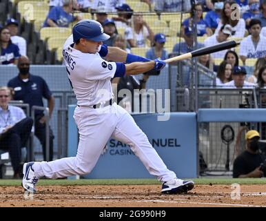 Los Angeles, États-Unis. 25 juillet 2021. Austin Barnes, le maître des Dodgers de Los Angeles, s'est présenté à une course à domicile en solo au large des Rocheuses du Colorado, en démarrant le lanceur Kyle Freeland, lors du deuxième repas de la course du match au stade Dodger de Los Angeles, le samedi 24 juillet 2021. Photo de Jim Ruymen/UPI crédit: UPI/Alay Live News Banque D'Images