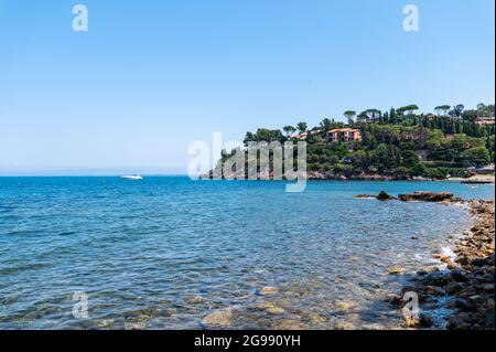 Vue sur une crique à Porto Santo Stefano en été Banque D'Images