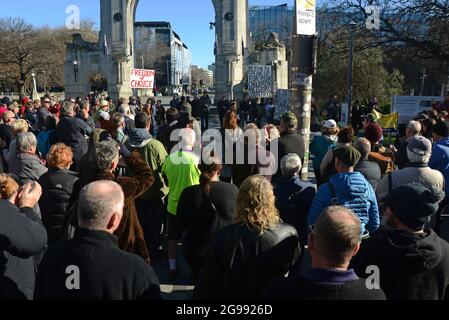 CHRISTCHURCH, NOUVELLE-ZÉLANDE, 24 JUILLET 2021 ; les gens se rassemblent lors d'un rassemblement de protestation au pont du souvenir de Christchurch. Les activistes ont exprimé leur opposition à un contrôle accru du gouvernement sur les vaccinations Covid, les taxes agricoles et les libertés civiles. Banque D'Images