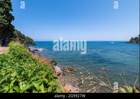 Vue sur une crique à Porto Santo Stefano en été Banque D'Images