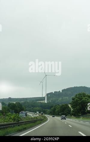 Basse-Saxe, Allemagne - juillet 16 2021 : éoliennes le long de la route et de l'autoroute en Allemagne. Photo prise par temps nuageux. Banque D'Images