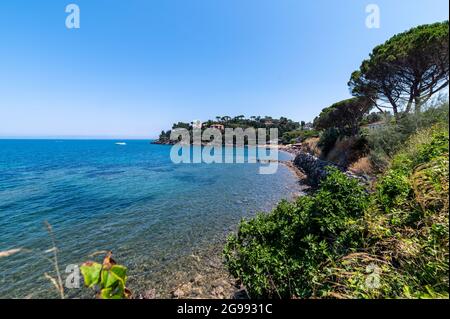 Vue sur une crique à Porto Santo Stefano en été Banque D'Images