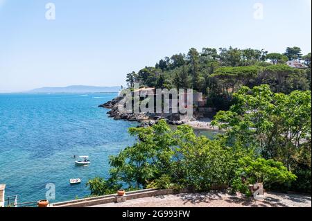 Paysage d'une crique à Porto Santo Stefano en été Banque D'Images