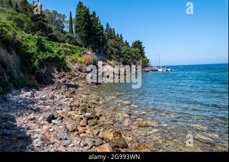 Vue sur une crique à Porto Santo Stefano en été Banque D'Images