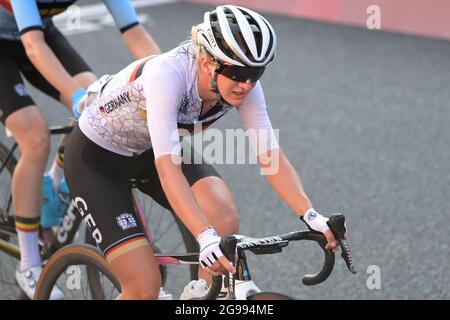 Oyama, Japon. 25 juillet 2021. Cyclisme : Jeux Olympiques, Tokyo - Oyama (137.00km), femmes, course sur route. Hannah Ludwig, de l'Allemagne, se déplace sur le terrain au Fuji International Speedway (FSW). Credit: Sebastian Gollnow/dpa/Alay Live News Banque D'Images