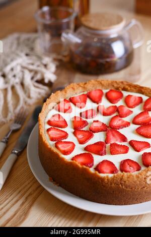 délicieux et délicieux petit déjeuner. cheesecake avec fraises sur fond de bois Banque D'Images