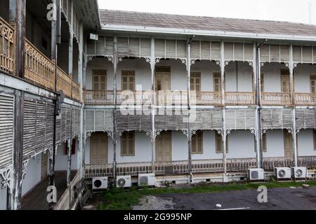 Nonthaburi, Thaïlande - juillet 22 2017 : passage dans l'ancienne mairie de Nonthaburi pour se déplacer dans la ville de Nonthaburi Banque D'Images