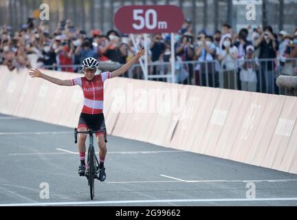 Oyama, Japon. 25 juillet 2021. Cyclisme : Jeux Olympiques, Tokyo - Oyama (137.00 km), femmes, course sur route. Anna Kiesenhofer, d'Autriche, traverse d'abord la ligne d'arrivée. Credit: Sebastian Gollnow/dpa/Alay Live News Banque D'Images