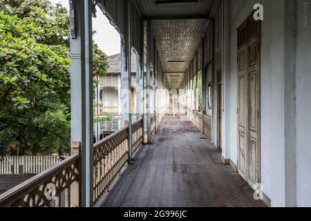 Nonthaburi, Thaïlande - juillet 22 2017 : passage dans l'ancienne mairie de Nonthaburi pour se déplacer dans la ville de Nonthaburi Banque D'Images