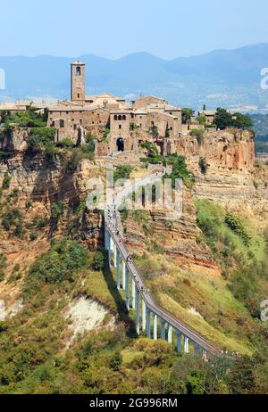 Village perché appelé Civita di Bagnoregio dans le centre de l'Italie accessible seulement en utilisant un long pont à travers la vallée Banque D'Images