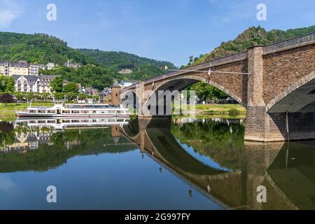 Cochem, Rhénanie-Palatinat, Allemagne - 15 juin 2021 : vue sur le pont Skagerak au-dessus de la Moselle Banque D'Images