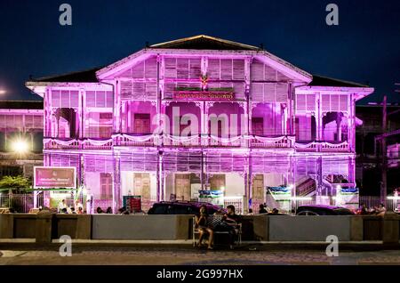 Nonthaburi, Thaïlande - juillet 22 2017 : l'ancien hôtel de ville de Nonthaburi avec les lumières colorées au néon qui se remplissent la nuit célèbre pour les touristes. Banque D'Images