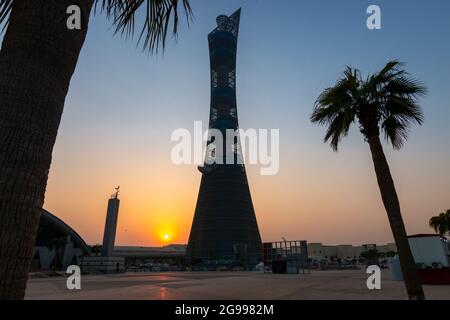 Doha, Qatar – 1er octobre 2019 : la Tour de la flamme dans le complexe de la ville sportive de Doha au coucher du soleil à côté de la mosquée Aspire Masjid contre un ciel clair Banque D'Images